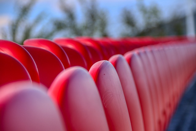 面对两名防 面对两名防